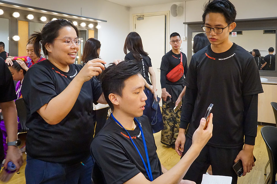 Mummy Wendy styling Coach Joseph's hair