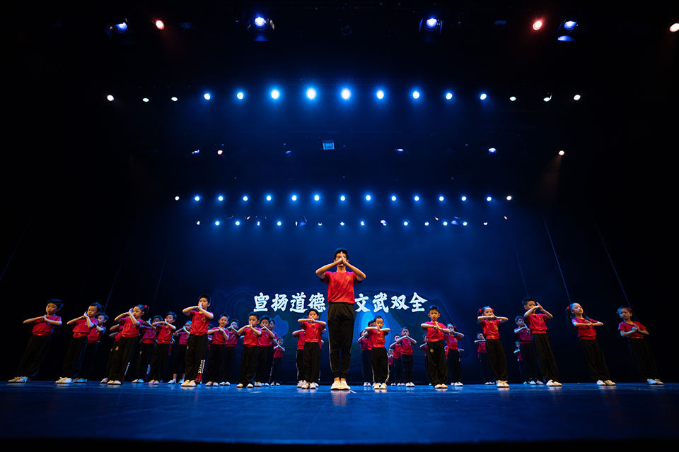 Coach Si Yuan leading the students to recite Xuan Sports Motto